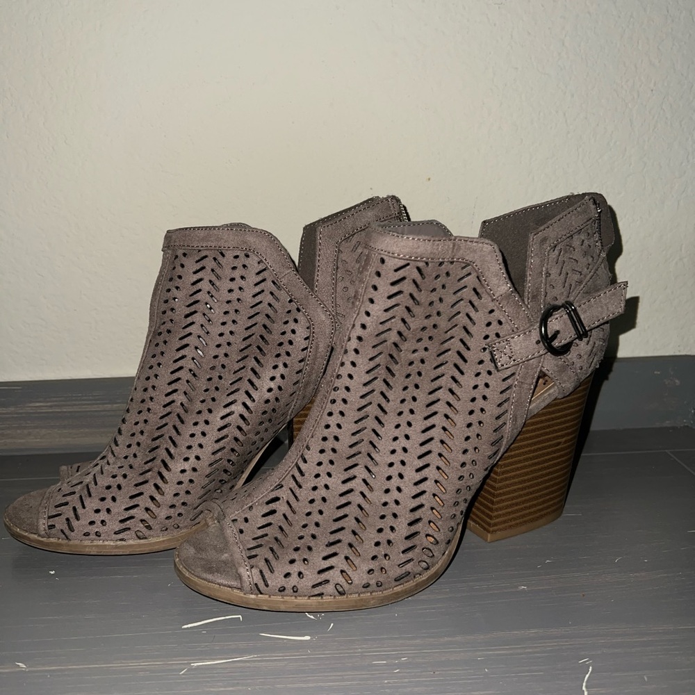 Qupid Tan Ankle Booties with Woven Design and Chunky Heel- like new barely worn